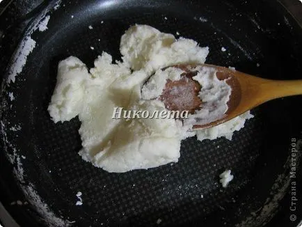 Virág a hideg porcelán kezük
