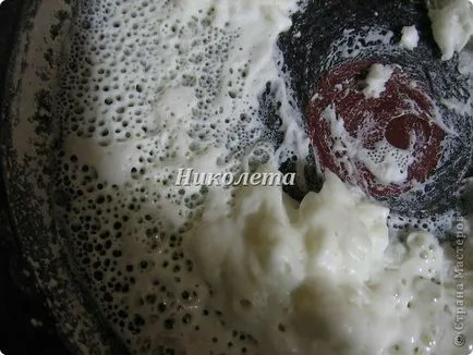 Virág a hideg porcelán kezük