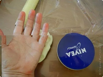 Virág a hideg porcelán kezük