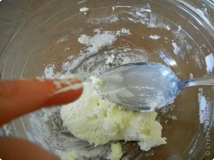 Virág a hideg porcelán kezük