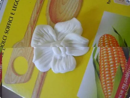 Virág a hideg porcelán kezük