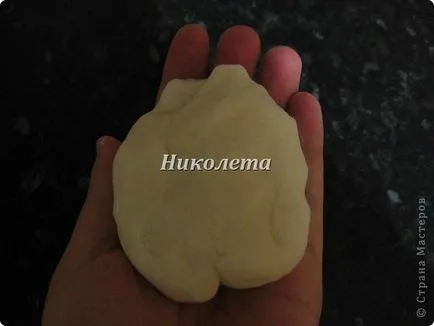 Virág a hideg porcelán kezük