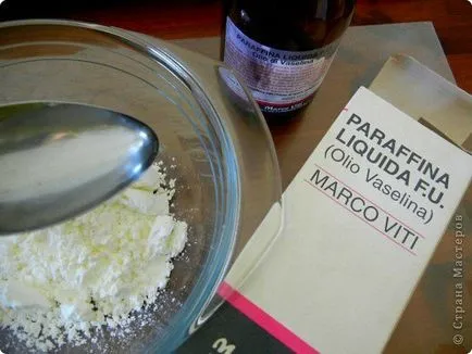 Virág a hideg porcelán kezük