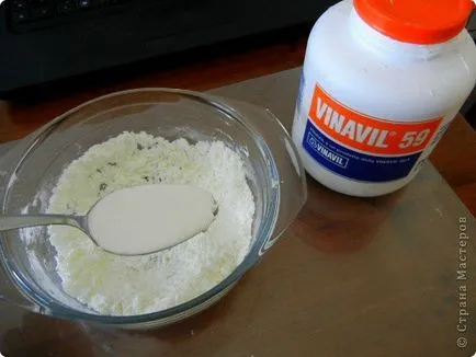Virág a hideg porcelán kezük