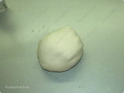 Virág a hideg porcelán kezük