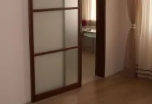 И двете, като купе врата