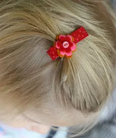 Virág haját a kezével