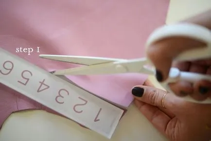 Virág haját a kezével