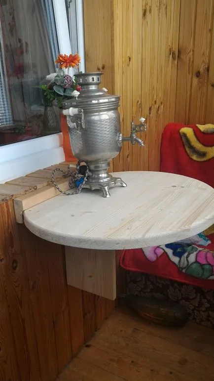 Сгъваема масичка с ръцете си