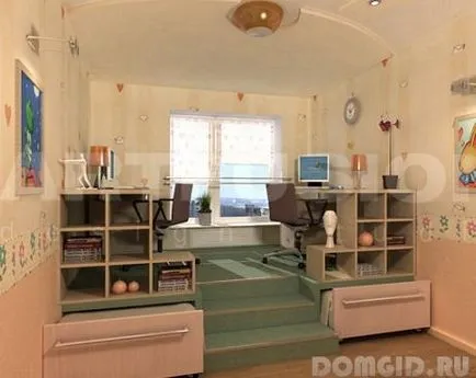 Подиум в апартамента с ръцете си