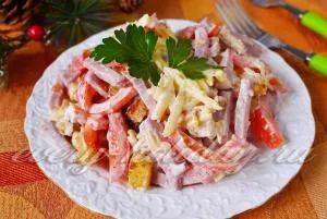 Салата с домати сирене шунка