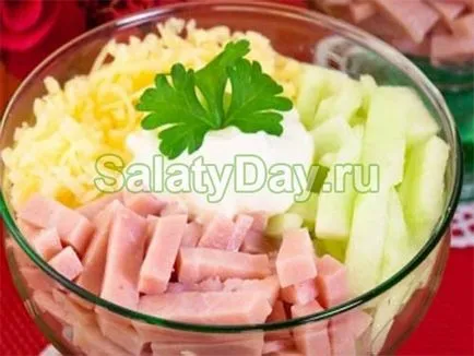 Салата с домати сирене шунка