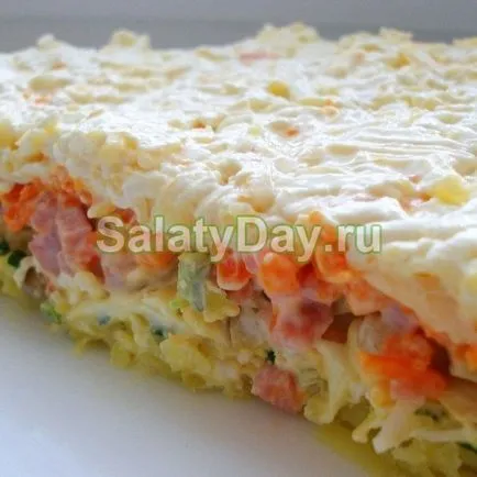Салата с домати сирене шунка