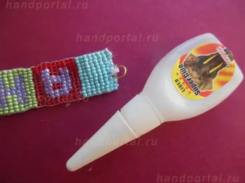 Beaded Гривни с името на машината - всички направени със собствените си ръце