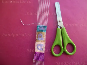 Beaded Гривни с името на машината - всички направени със собствените си ръце