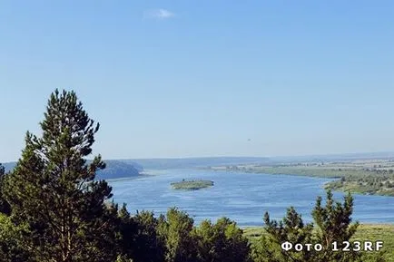 Плоският реката се различава от минното дело (рок) Река низина се отличава от планината