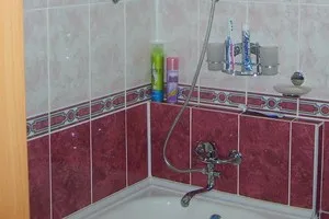 В края на разликата между ваната и запечатване съвместно тиган място банята стена и стената