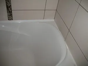 В края на разликата между ваната и запечатване съвместно тиган място банята стена и стената