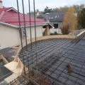 Къщата е изградена от камък и естествено сграда от естествен камък (естествен) Къщата е изградена от камък и естествено сграда на естествен камък