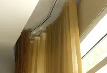 Завеси за пердета окачен таван картина, която е най-добре, когато е спряна и как да се определи скрита ниша