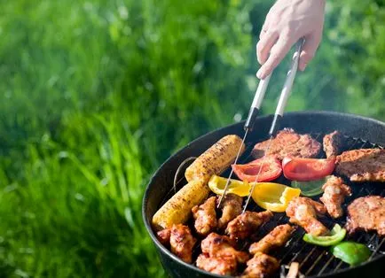 Как да се готви на скара на дървени въглища за барбекю с капак как да се използва топла Smokehouse