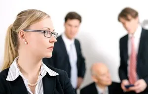 Как да се избегне превръщането жертва на клюки по време на работа