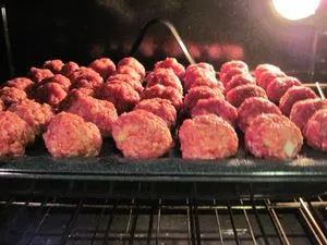 Как да се готви вкусни кюфтета с ориз и сос