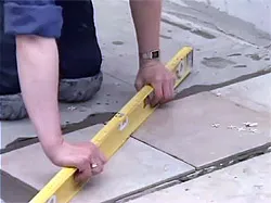 Как да се сложи своя собствена плочка на пода в банята