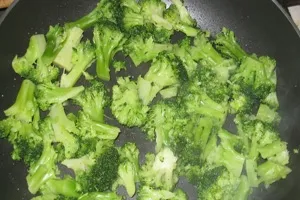 Как да се готви вкусно броколи в тиган