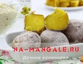 Картофи запечени в якетата си във фурната да се пекат като цяло и филийки