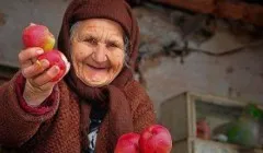 Какво е името на малката русалка бащата в едноименната филма на Дисни