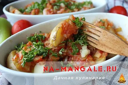 Картофи запечени в якетата си във фурната да се пекат като цяло и филийки