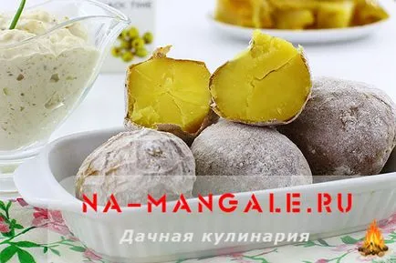 Картофи запечени в якетата си във фурната да се пекат като цяло и филийки