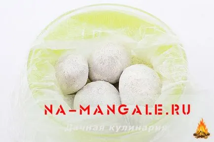 Картофи запечени в якетата си във фурната да се пекат като цяло и филийки