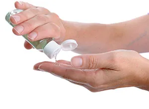 Az antibakteriális spray és gél kéz a kezüket (kéz) Az antibakteriális spray és gél kéz a kezüket