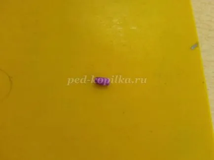 Крава от глина с ръцете си