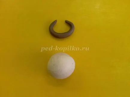 Крава от глина с ръцете си