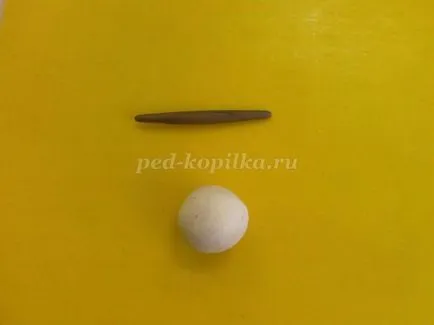 Крава от глина с ръцете си