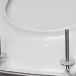 Поставяне на капака на тоалетната с ръцете си