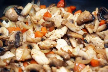 Пиле с гъби и картофи - задушени зеленчуци с пиле