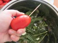 Мариновани домати в бързаме, мариновани домати с лук и чесън, вкусно и бързо да се