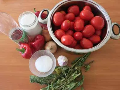 Мариновани домати в бързаме, мариновани домати с лук и чесън, вкусно и бързо да се