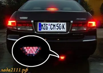 A мига сигнал за спиране към колата с ръце