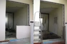 Измиване на прозорци и фасади на сгради с ръцете си като алпинистите работят