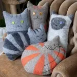 Възглавница-котка котка възглавница с ръцете си