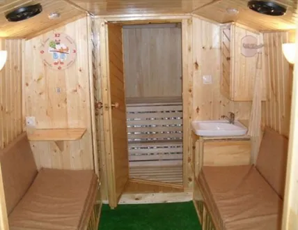 Bath kerekeken kezével