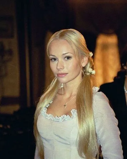 Gyenge Nastia „mi történt veled, ki tette ezt az arcát idő vagy sikertelen műanyag