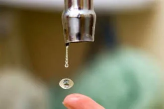 изчисляване на разходите за топла и студена вода на тезгяха и без
