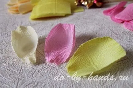 Рози от бонбони с ръце