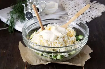 Маруля, краставици, яйце и сирене (маруля) Салата с краставици, яйца и сирене